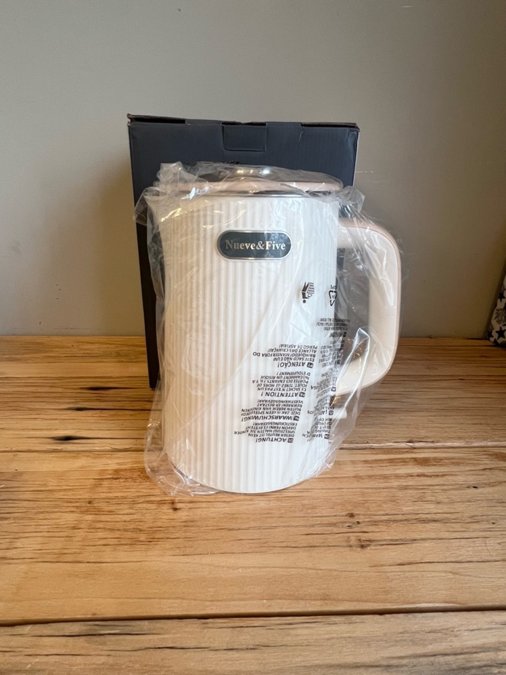 Nueve&Five White Electric Kettle